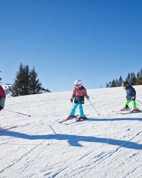 A family of four is skiing in Fieberbrunn | © Bergbahnen Fieberbrunn